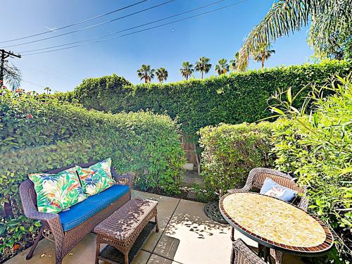 New Listing! Stunning Movie Colony With Private Pool Home - image 3