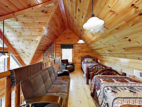 New Listing! Luxe Retreat “4 Your Pleasure” Cabin Cabin - image 8