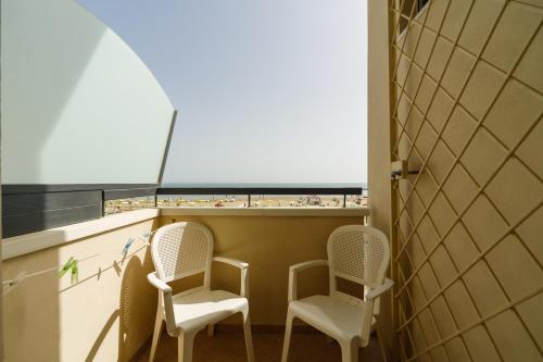 Double Room with Balcony and Sea View image 5