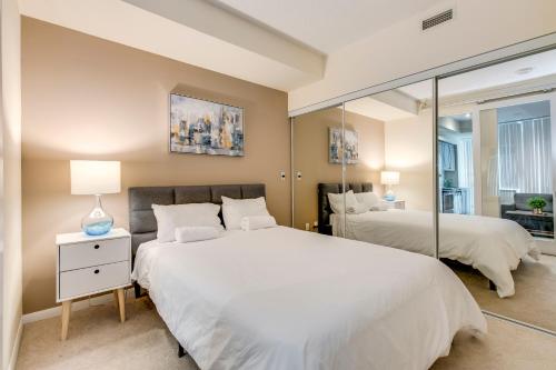 B&B Toronto - Stunning Condo Suite by Waterfront - Bed and Breakfast Toronto