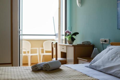 Triple Room with Sea View image 7