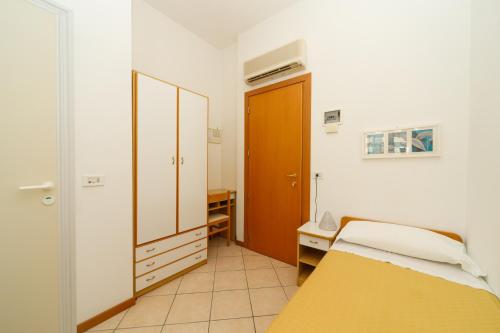 Single Room image 5