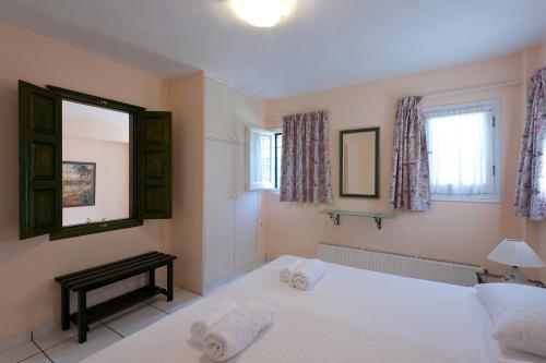2 twin beds, 1 sofa bed