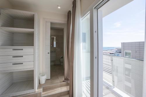 Deluxe Triple Room image 6