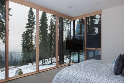 Luxury 4BD True Ski-In/Ski-Out Mid-Mountain Residence - Stellar Northstar - image 8