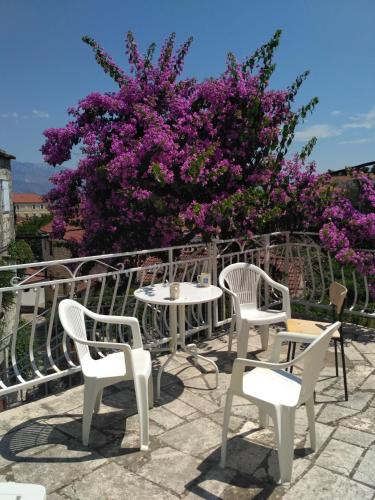 beranda/teres, Central Studio Apartments & Dormitory Rooms in Brac Island