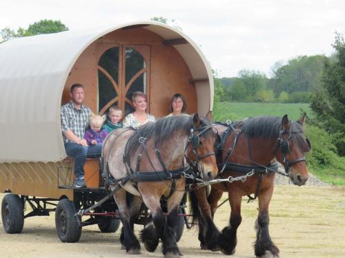 Roulotte itinérante en Ardennes gîte à louer Vaux-Montreuil