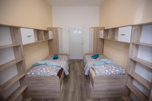 MINIDORM ROOMS IN HEART OF CITY CENTER