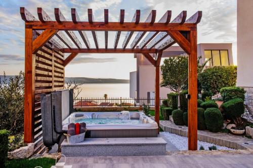  Apartments and rooms Anka - jacuzzi in Podstrana