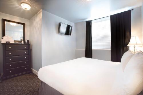 King Room with Shared Bathroom