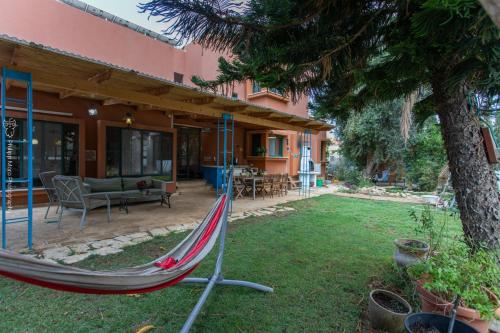 Large Villa Near The Megadim Sea tarmpoline Climbing wall