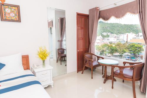 King Room with Mountain View image 10