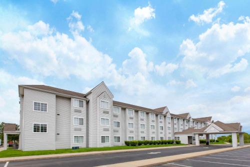 Microtel Inn & Suites by Wyndham Pittsburgh Airport - image 2