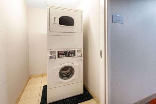 Microtel Inn & Suites by Wyndham Pittsburgh Airport - image 4