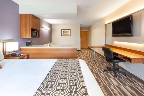 Microtel Inn & Suites by Wyndham Pittsburgh Airport - image 8
