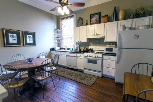Corner Door Townhome 4 Bedroom by Lucky Savannah - image 4