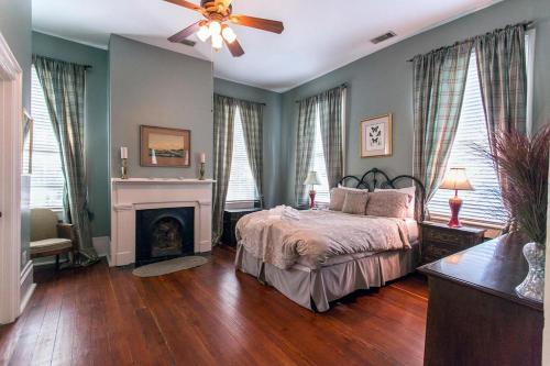 Corner Door Townhome 4 Bedroom by Lucky Savannah - image 8