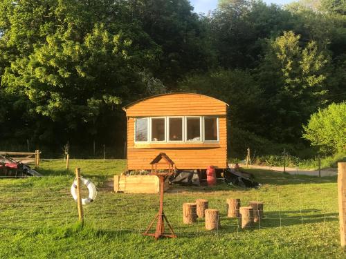 Shepherds Huts Ham Hill, 2 double beds, Bathroom, Lounge, Diner, Kitchen, dog friendly, Looking out to lake - Hotel - Yeovil