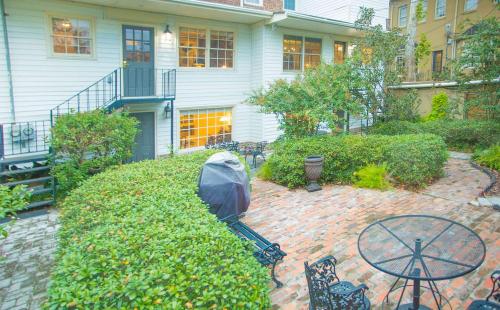 Canterbury Garden Apartment by Lucky Savannah - image 6