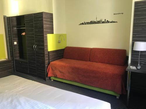 Standard Triple Room with French Bed image 5