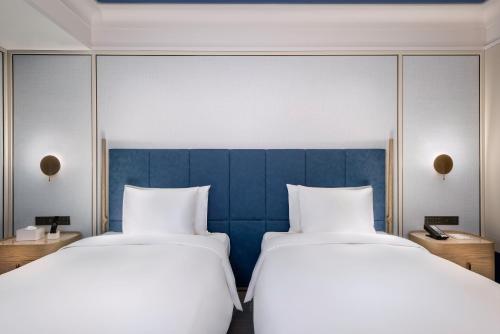 2 twin beds