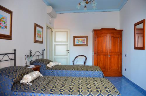 2 bedrooms, 3 beds