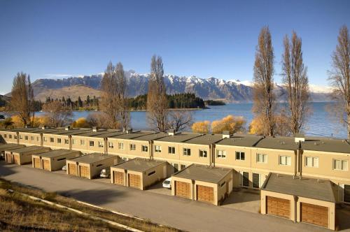 Esplanade Queenstown by Staysouth Set in a prime location of Queenstown, Esplanade Queenstown puts everything the city has to offer just outside your doorstep. Offering a variety of facilities and services, the property provides all y