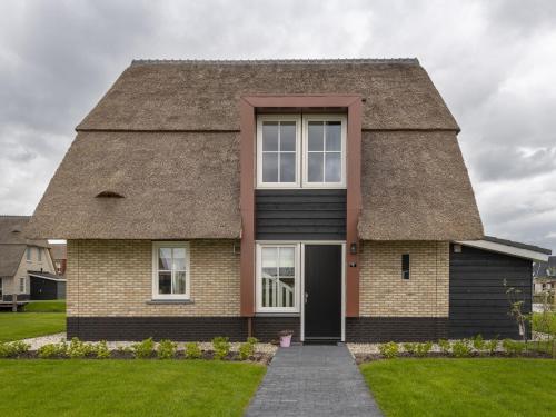 Luxury villa with a sauna, at the Tjeukemeer