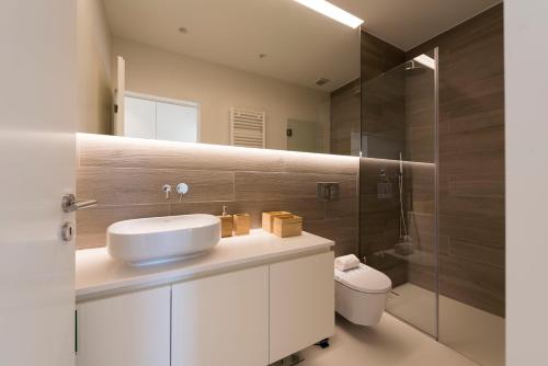 LovelyStay - Gorgeous Modern Flat w/ Balcony - image 5