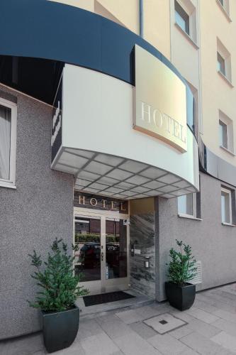 Entrance, Hotel Central Hamburg in Altona