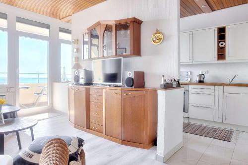 Apartment with Sea View image 2