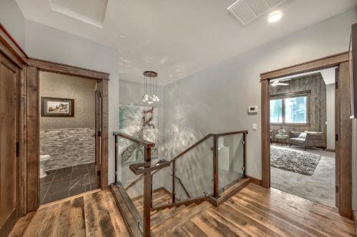 Luxurious 4 Bedroom Home Next To Heavenly Village Townhouse - image 3