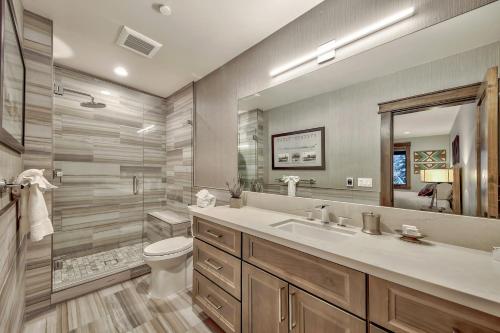 4 Bedroom Home With Private Hot Tub - Amazing Location! Townhouse - image 6