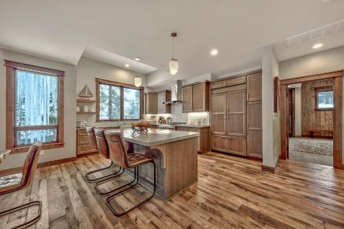4 Bedroom Home With Private Hot Tub - Amazing Location! Townhouse - image 7
