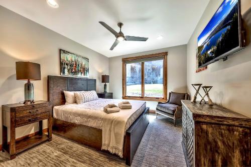 Luxury Home Next To Heavenly Village - Private Hot Tub Townhouse - image 2