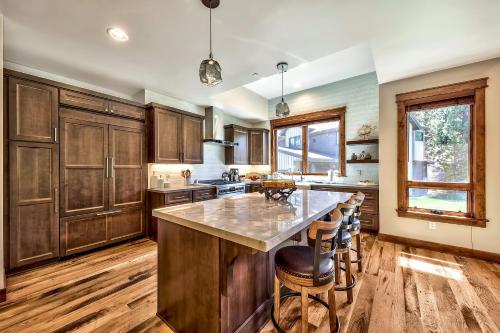 Luxury Home Next To Heavenly Village - Private Hot Tub Townhouse - image 7