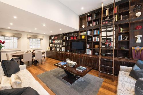 Knightsbridge Mews House Private Mews, Harrods & Parking Included