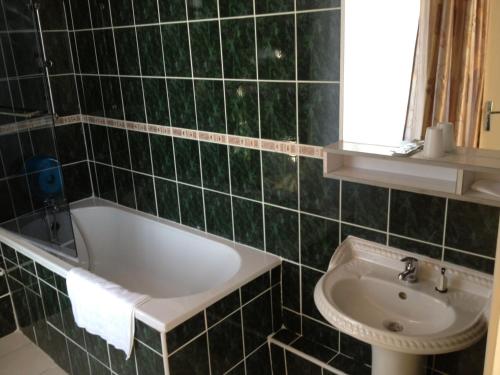 卫浴间, 布里斯托尔酒店 (Hotel Le Bristol) in 华伦西尼斯