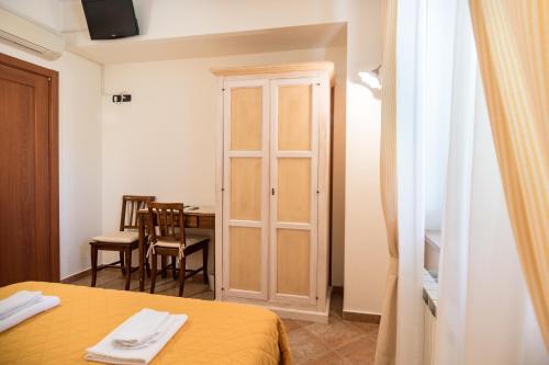 Standard Double or Twin Room image 8
