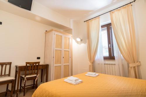 Double Room image 3