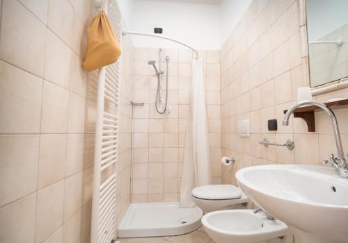 Double Room image 7