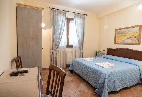Standard Double Room image 9