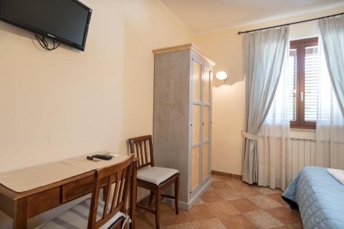 Standard Double Room image 8