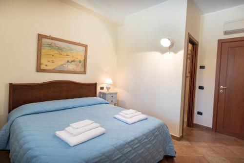 Standard Double Room image 3