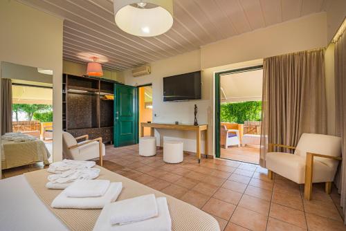 Ammos Beachfront Luxury Rooms - Adults only - image 4