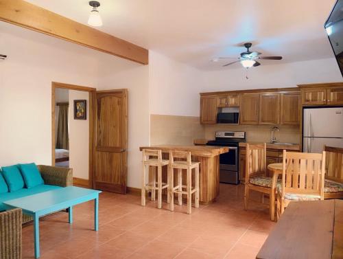 Létesítmények, Mr. Tucan Hotel in West End