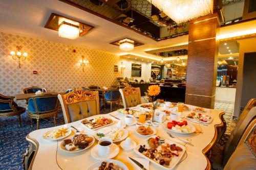 อาหารและเครื่องดื่ม, เรียล คิง สวีท โฮเต็ล (Real King Suite Hotel) in ยอมรา