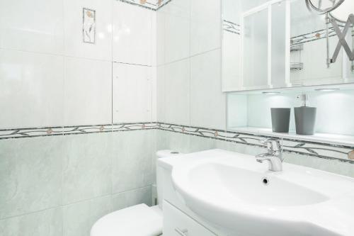 Apartments Warsaw Świętojańska by Renters - main image