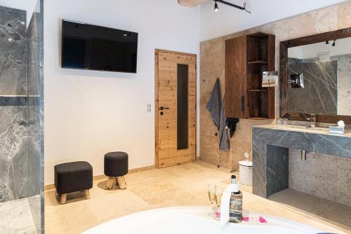 Ferienhaus am See mit Sauna und Whirlpool - image 13