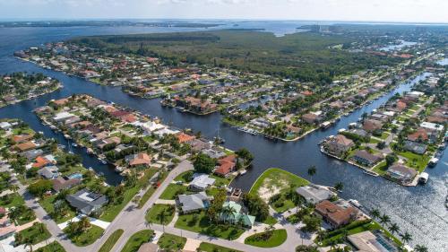 Waterfront Villa Sunset Cove - South Cape ID 109 - image 3